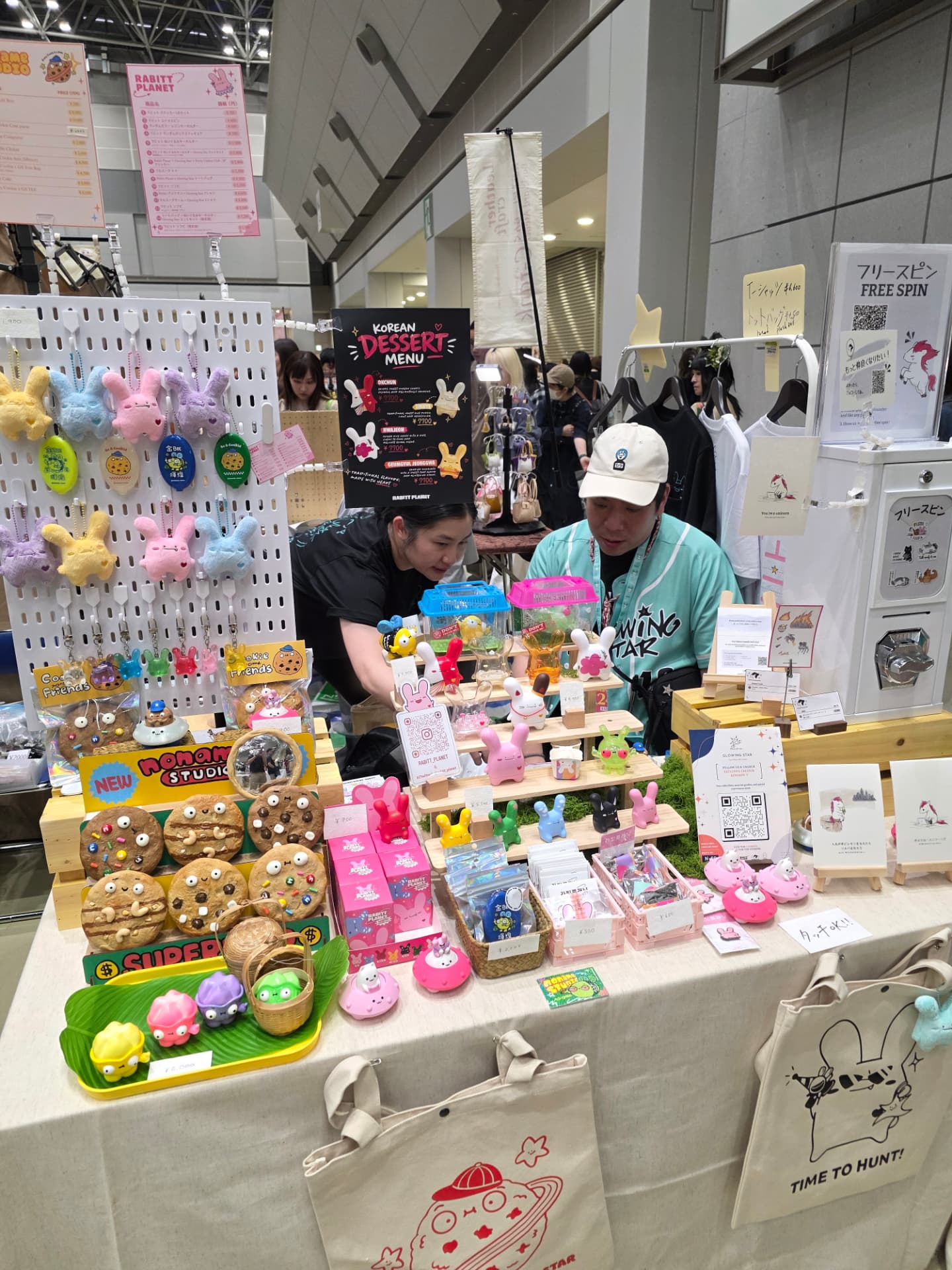 The Glowing Star and Rabitt Planet booth at Design Festa Vol. 63, Tokyo Big Sight